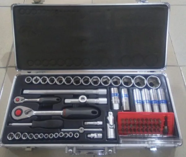 Q&V TOOLS 75PC 1/4"DR & 1/2"DR 6PT METRIC SOCKET SET WITH BITS